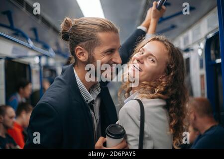 couple heureux debout dans un métro. Banque D'Images