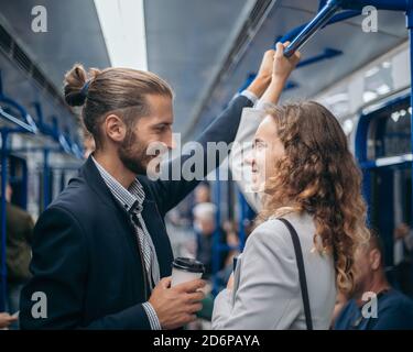 homme et femme amoureux regardant l'un l'autre sur un métro. Banque D'Images