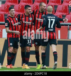 Cologne. 19 octobre 2020. Andre Silva (2e L) de Francfort fête ses scores avec ses coéquipiers lors d'un match allemand de Bundesliga entre le FC Cologne et Eintracht Frankfurt à Cologne, Allemagne, le 18 octobre 2020. Credit: Xinhua/Alay Live News Banque D'Images