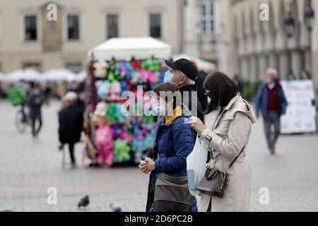 Cracovie, Pologne - 10 octobre 2020 : zone rouge en Pologne. Dans tout le pays et l'obligation de couvrir la bouche et le nez dans les espaces publics. Banque D'Images