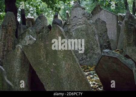 Pierres tombales dans le cimetière juif Prague, République tchèque, Europe Banque D'Images