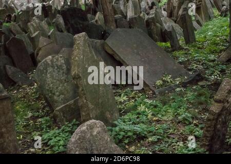 Pierres tombales dans le cimetière juif Prague, République tchèque, Europe Banque D'Images