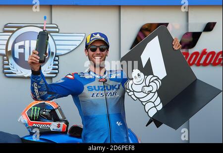 Alcaniz, Espagne. 18 octobre 2020. Alex Rins de Suzuki Ecstar célèbre pour avoir remporté la 1ère place lors de la course du Grand Prix d'Aragon à Alcaniz, Espagne, le 18 octobre 2020. Crédit: Pablo Morano/Xinhua/Alay Live News Banque D'Images