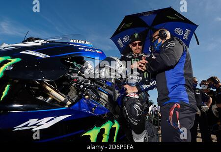 Alcaniz, Espagne. 18 octobre 2020. Maverick Vinales (L) de Monster Energy Yamaha MotoGP est vue à la prise de départ lors de la course du Grand Prix d'Aragon à Alcaniz, Espagne, le 18 octobre 2020. Crédit: Pablo Morano/Xinhua/Alay Live News Banque D'Images