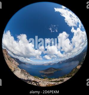 Crater Lake et le ciel déformés avec une lentille grand angle dans un cercle abstrait qui donne un effet planétaire. Banque D'Images