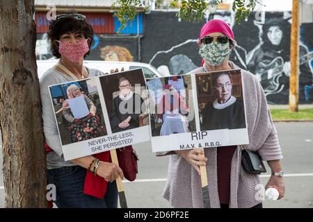 Denver, Colorado, États-Unis. 17 octobre 2020. Des centaines de femmes ont défilé samedi à Denver avec un simple message : les femmes ont le pouvoir de décider de l'élection présidentielle américaine de novembre. Crédit : Beth Schneider/ZUMA Wire/Alay Live News Banque D'Images