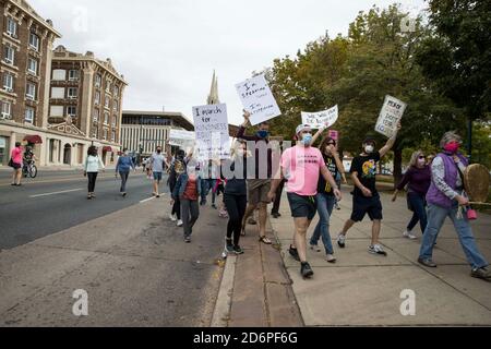 Denver, Colorado, États-Unis. 17 octobre 2020. Des centaines de femmes ont défilé samedi à Denver avec un simple message : les femmes ont le pouvoir de décider de l'élection présidentielle américaine de novembre. Crédit : Beth Schneider/ZUMA Wire/Alay Live News Banque D'Images