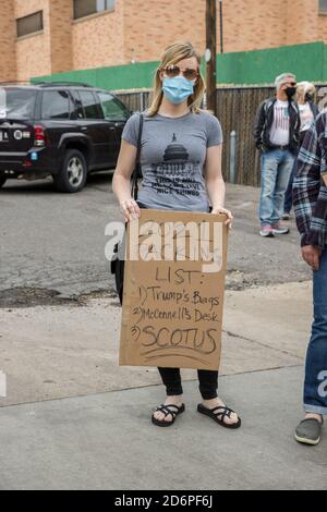 Denver, Colorado, États-Unis. 17 octobre 2020. Des centaines de femmes ont défilé samedi à Denver avec un simple message : les femmes ont le pouvoir de décider de l'élection présidentielle américaine de novembre. Crédit : Beth Schneider/ZUMA Wire/Alay Live News Banque D'Images