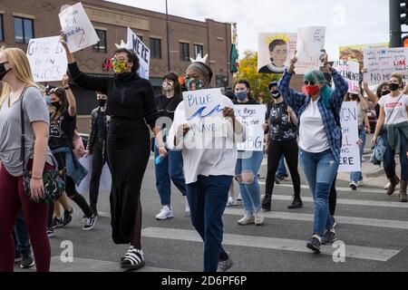 Denver, Colorado, États-Unis. 17 octobre 2020. Des centaines de femmes ont défilé samedi à Denver avec un simple message : les femmes ont le pouvoir de décider de l'élection présidentielle américaine de novembre. Crédit : Beth Schneider/ZUMA Wire/Alay Live News Banque D'Images