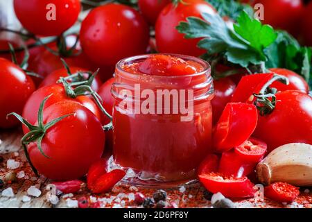 Ketchup épicé aux tomates avec piments et ail, concentré sélectif Banque D'Images
