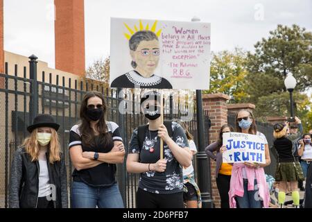 Denver, Colorado, États-Unis. 17 octobre 2020. Des centaines de femmes ont défilé samedi à Denver avec un simple message : les femmes ont le pouvoir de décider de l'élection présidentielle américaine de novembre. Crédit : Beth Schneider/ZUMA Wire/Alay Live News Banque D'Images