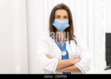 Jeune femme médecin confiante regardant la caméra. Banque D'Images