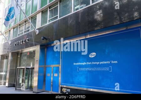 NEW YORK, NY - OCTOBRE 15 : le siège social de Pfizer Inc. Est vu le 15 octobre 2020 à New York. Banque D'Images