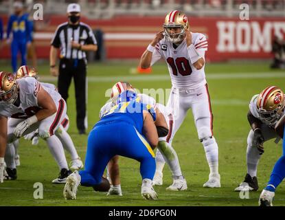 Santa Clara, Californie, États-Unis. 18 octobre 2020. San Francisco 49ers quarterback Jimmy Garoppolo (10) Yells signale dans le deuxième trimestre lors d'un match au stade Levi's le dimanche 18 octobre 2020 à Santa Clara. Crédit : Paul Kitagaki Jr./ZUMA Wire/Alay Live News Banque D'Images