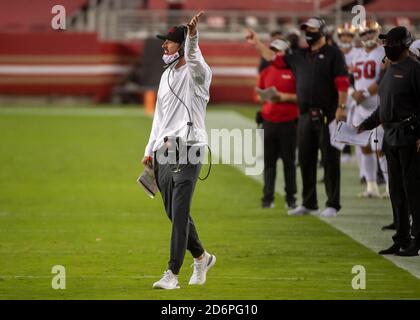 Santa Clara, Californie, États-Unis. 18 octobre 2020. Kyle Shanahan, entraîneur-chef des 49ers de San Francisco, hurle aux officiels au deuxième trimestre lors d'un match au stade Levi's le dimanche 18 octobre 2020 à Santa Clara. Crédit : Paul Kitagaki Jr./ZUMA Wire/Alay Live News Banque D'Images