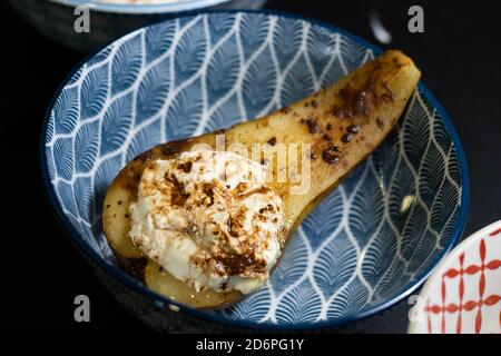 Poire cuite au fromage cottage ou ricotta et cannelle. Banque D'Images