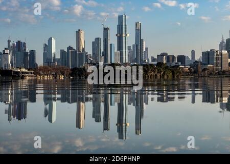 Melbourne moderne Australie. L'horizon de Melbourne se reflète dans les eaux du lac Albert Park. Banque D'Images