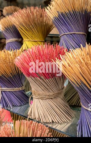 Bâtons d'encens colorés dans la boutique extérieure de rue en Inde Banque D'Images