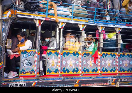 Bogota, Colombie. 18 octobre 2020. Plusieurs autochtones du minga arrivent à Bogotá. Une caravane de 8,000 autochtones, membres des réserves Valle et Cauca, constitue le minga indigène qui est arrivé ce dimanche après-midi dans une caravane pour rencontrer le Président Iván Duque. Crédit : Daniel Garzon Herazo/ZUMA Wire/Alay Live News Banque D'Images