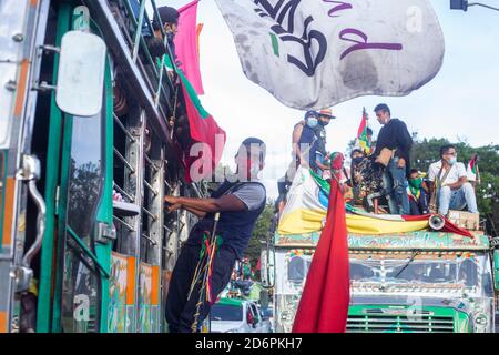 Bogota, Colombie. 18 octobre 2020. Plusieurs autochtones du minga arrivent à Bogotá. Une caravane de 8,000 autochtones, membres des réserves Valle et Cauca, constitue le minga indigène qui est arrivé ce dimanche après-midi dans une caravane pour rencontrer le Président Iván Duque. Crédit : Daniel Garzon Herazo/ZUMA Wire/Alay Live News Banque D'Images