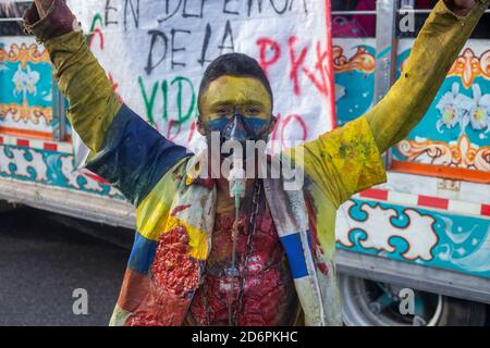 Bogota, Colombie. 18 octobre 2020. Plusieurs autochtones du minga arrivent à Bogotá. Une caravane de 8,000 autochtones, membres des réserves Valle et Cauca, constitue le minga indigène qui est arrivé ce dimanche après-midi dans une caravane pour rencontrer le Président Iván Duque. Crédit : Daniel Garzon Herazo/ZUMA Wire/Alay Live News Banque D'Images