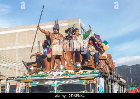 Bogota, Colombie. 18 octobre 2020. Plusieurs autochtones du minga arrivent à Bogotá. Une caravane de 8,000 autochtones, membres des réserves Valle et Cauca, constitue le minga indigène qui est arrivé ce dimanche après-midi dans une caravane pour rencontrer le Président Iván Duque. Crédit : Daniel Garzon Herazo/ZUMA Wire/Alay Live News Banque D'Images