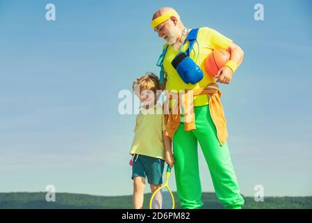 Activités de plein air et mode de vie sain. Sports d'été et style de vie amusant. Homme sportif âgé et jeune garçon sportif séance d'entraînement matinale - espace de copie. Banque D'Images