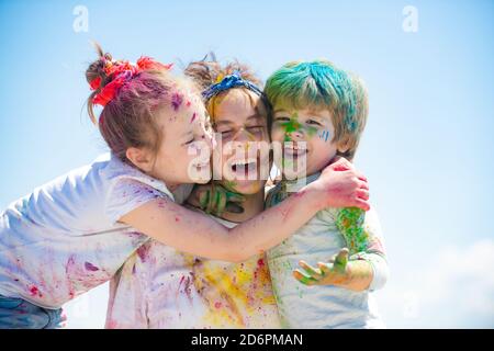 Portrait des enfants qui hurlent avec le visage étalé de poudre colorée. Fête indienne holi. Enfants enthousiastes et joyeux. Banque D'Images