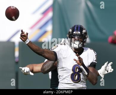 Philadelphie, États-Unis. 18 octobre 2020. Baltimore Ravens Lamar Jackson lance une passe dans la deuxième moitié contre les Philadelphia Eagles au cours de la semaine 6 de la saison de la NFL au Lincoln Financial Field à Philadelphie le dimanche 18 octobre 2020. Les Ravens ont vaincu les Eagles 30-28. Photo de John Angelillo/UPI 8 crédit: UPI/Alay Live News Banque D'Images