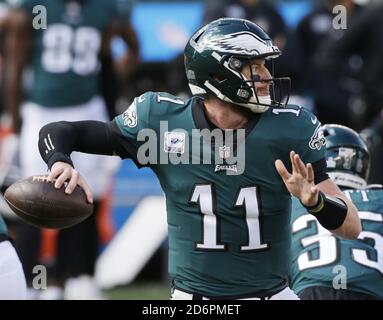 Philadelphie, États-Unis. 18 octobre 2020. Philadelphia Eagles Carson Wentz lance une passe dans la deuxième moitié contre les Baltimore Ravens au cours de la semaine 6 de la saison de la NFL à Lincoln Financial Field à Philadelphie, le dimanche 18 octobre 2020. Les Ravens ont vaincu les Eagles 30-28. Photo de John Angelillo/UPI crédit: UPI/Alay Live News Banque D'Images