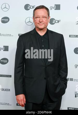 Berlin, Allemagne. 18 octobre 2020. L'acteur Matthias Brandt vient à la cérémonie de remise du prix de la musique Opus Klassik 2020 au Konzerthaus am Gendarmenmarkt. Depuis 2018, les compagnies de musique, les maisons de disques et les organisateurs de concerts décernant le prix à 47 gagnants dans 25 catégories. Credit: Jens Kalaene/dpa-Zentralbild/dpa/Alay Live News Banque D'Images