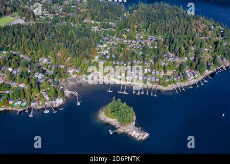 Vue aérienne sur les maisons de luxe dans un beau quartier par l'océan Banque D'Images