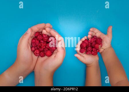 deux enfants portant des framboises rouges, concept alimentaire sain Banque D'Images