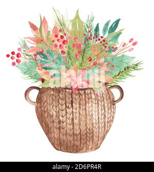 Panier en osier composition fleurs, branches, feuilles, baies, aiguilles, vert éternel. Décoration d'hiver avec éléments floraux pour l'intérieur de la maison, la décoration de la maison Banque D'Images