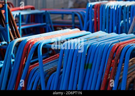 beaucoup de cadres métalliques en bleu et orange utilisé dans construction Banque D'Images