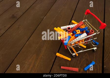 Modèle miniature de chariot rouge avec chevilles en plastique sur bois arrière-plan Banque D'Images