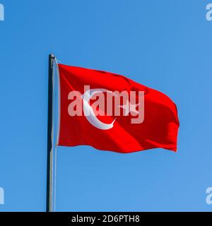 Drapeau turc. Drapeau national de la Turquie. Drapeau de la Turquie monte en agitant au vent avec le ciel en arrière-plan. Concept de tourisme et de politique, gros plan. Banque D'Images