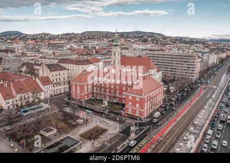 Tir de drone aérien de la façade de la maison de soins infirmiers sur Rue principale à Budapest Sunrise Banque D'Images
