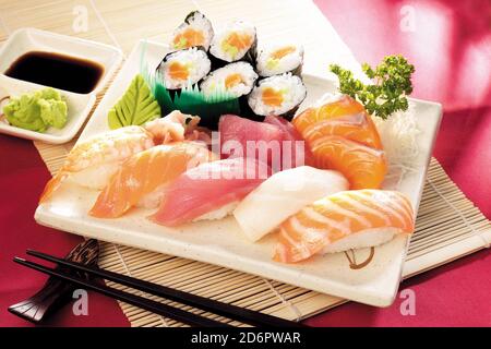 Sushi de cuisine japonaise sur une table de restaurant Banque D'Images