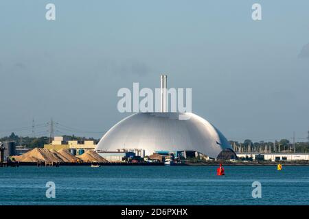 l'incinérateur et la centrale de production d'énergie biologique respectueux de l'environnement à marchwood sur southampton water hampshire, royaume-uni, l'incinérateur de marchwood, le recyclage des déchets Banque D'Images