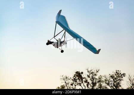 Silhouette d'aile de deltaplane motorisée. Avion ultraléger Banque D'Images