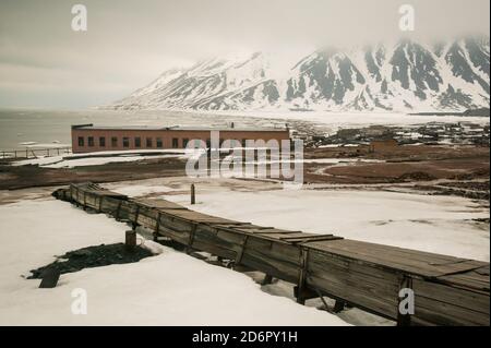 Paysage dans la ville arctique abanonée Pyramiden à Svalbard, Norvège. Pyramiden est un village minier abandonné à Svalbard. La petite ville arctique a été abandonnée en 1998. Banque D'Images