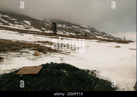 Paysage dans la ville arctique abanonée Pyramiden à Svalbard, Norvège. Pyramiden est un village minier abandonné à Svalbard. La petite ville arctique a été abandonnée en 1998. Banque D'Images