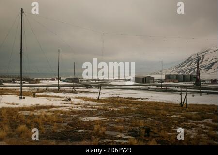 Paysage dans la ville arctique abanonée Pyramiden à Svalbard, Norvège. Pyramiden est un village minier abandonné à Svalbard. La petite ville arctique a été abandonnée en 1998. Banque D'Images