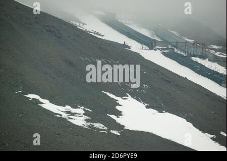 Paysage vu de la ville arctique abanonée Pyramiden à Svalbard, Norvège. Pyramiden est un village minier abandonné à Svalbard. La petite ville arctique a été abandonnée en 1998. Banque D'Images