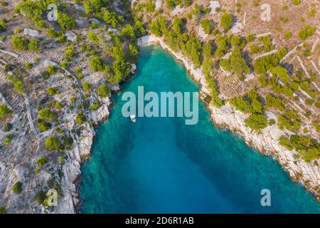 Baie avec une petite plage en Croatie Banque D'Images