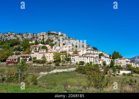 Le village de Trigance dans les gorges du Verdon, Gorges du Verdon, un paysage extraordinaire de la célèbre canyon avec des roches calcaires dans les Alpes, Provence, Fra Banque D'Images