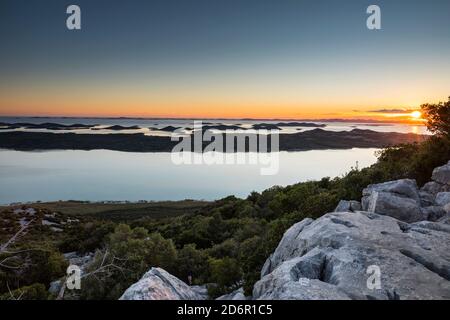 Croatie coucher de soleil sur le lac Vrana, vue sur la côte et les îles Kornati à une distance Banque D'Images