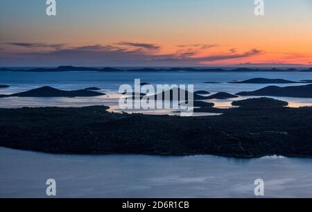 Lac Vrana Parc naturel, vue sur la côte et les îles Kornati à une distance Banque D'Images