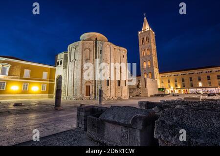Cathédrale de Zadar Croatie, (la cathédrale de St Anastasia et l'église de St Donatus) la nuit Banque D'Images